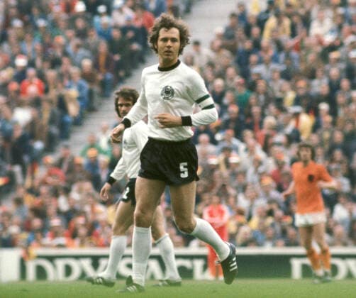 ARCHIVFOTO: Vor 50 Jahren, am 26. Mai 1972, wird das Muenchener Olympiastadion eroeffnet, Franz BECKENBAUER, Deutschland, ganze Figur Endspiel Finale Deutschland - Holland 2:1, am 07.07.1974 Fussball Weltmeisterschaft 1974 in Deutschland Â *** ARCHIVE PHOTO 50 years ago, on 26 May 1972, the Munich Olympic Stadium is opened, Franz BECKENBAUER, Germany, whole figure Final Germany Holland 2 1, on 07 07 1974 Football World Cup 1974 in Germany Â