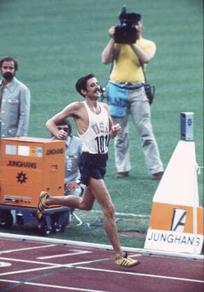 ARCHIVFOTO: Vor 50 Jahren, am 26. Mai 1972, wird das Muenchener Olympiastadion eroeffnet, Frank SHORTER, USA, Leichtathletik, Leichtathlet, Marathon-Laeufer, Aktion, Hochformat, Gewinner der Goldmedaille, Finalrunde im Olympiastadion, Zieleinlauf, Olympische Sommerspiele vom 26.08. bis 11.09.1972 in Muenchen Deutschland, Â *** ARCHIVE PHOTO 50 years ago, on 26 May 1972, the Munich Olympic Stadium is opened, Frank SHORTER, USA, athletics, track and field athlete, marathon runner, action, portrait, winner of the gold medal, final round in the Olympic Stadium, finish, Summer Olympic Games from 26 08 to 11 09 1972 in Munich Germany, Â