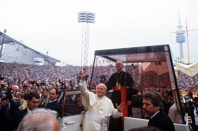 ARCHIVFOTO: Vor 50 Jahren, am 26. Mai 1972, wird das Muenchener Olympiastadion eroeffnet, 19SN_PAPST010587VM.jpg Besuch von Papst Johannes Paul II in Muenchen, der Papst besucht das Olympiastadion, steigt aus dem Papamobil , Querformat, 03.05.1987. Â *** ARCHIVE PHOTO 50 years ago, on 26 May 1972, the Munich Olympic Stadium is opened, 19SN PAPST010587VM jpg Visit of Pope John Paul II in Munich, the Pope visits the Olympic Stadium, gets out of the Papamobile , landscape format, 03 05 1987 Â