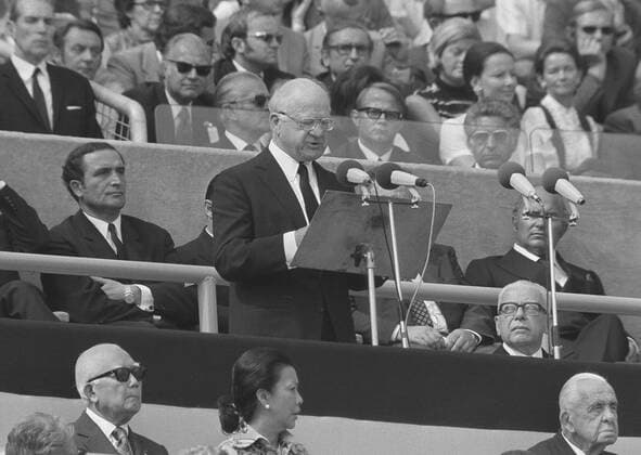 ARCHIVFOTO: Vor 50 Jahren, am 26. Mai 1972, wird das Muenchener Olympiastadion eroeffnet, 58SN_OlyMuenchen_72SP.jpg Olympische Sommerspiele 1972 in Muenchen Am 26.August vor 30 Jahren begannen die XX.Olympischen Sommerspiele die bis zum 10.September dauerten. The games must go on! Diesen Satz sagte IOC-Praesident Avery BRUNDAGE, USA, in seiner Rede bei der Trauerfeier am 06.September 1972 fuer die Opfer des Terroranschlags im Muenchner Olympiastadion ; rechts neben ihm(mit Brille) Bundespraesident Gustav HEINEMANN; Qf. SW-Aufnahme Ã‚Â *** ARCHIVE PHOTO 50 years ago, on 26 May 1972, the Munich Olympic Stadium is opened, 58SN OlyMuenchen 72SP jpg Olympic Summer Games 1972 in Munich On 26 August 30 years ago began the XX Olympic Summer Games which lasted until 10 September The games must go on This sentence said IOC President Avery BRUNDAGE, USA, in his speech at the funeral service on September 6, 1972 for the victims of the terrorist attack in the Olympic Stadium in Munich. On the right side with glasses German President Gustav HEINEMANN Qf SW recording ÃÂ