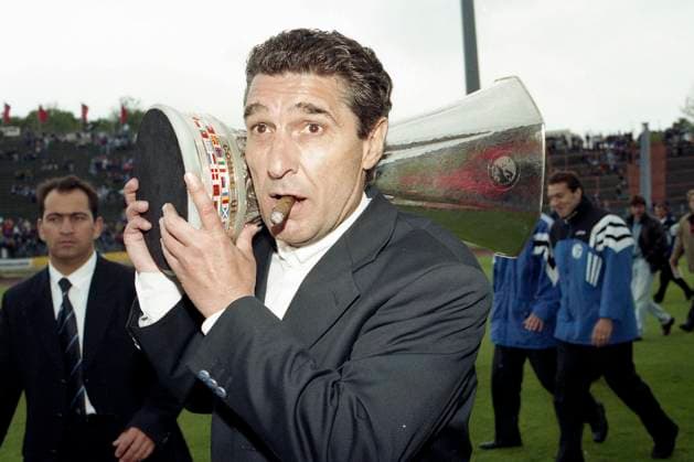 ARCHIVFOTO: Vor 25 Jahren, am 21. Mai 1997, gewinnt der FC Schalke 04 den UEFA-Pokal, Rudi ASSAUER, Deutschland, Fussball-Manager, FC Schalke 04, traegt auf seiner Schulter den UEFA-Pokal, UEFA-Cup, durch das Parkstadion Gelsenkirchen, raucht dabei eine Zigarre, rauchen Raucher, am 22.05.1997, *** ARCHIVE PHOTO 25 years ago, on May 21, 1997, FC Schalke 04 wins the UEFA Cup, Rudi ASSAUER, Germany, soccer manager, FC Schalke 04, carries on his shoulder the UEFA Cup, UEFA Cup, through the Park Stadium Gelsenkirchen, smoking a cigar, smokers, on 22 05 1997,