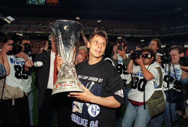 ARCHIVFOTO: Vor 25 Jahren, am 21. Mai 1997, gewinnt der FC Schalke 04 den UEFA-Pokal, 04SN_Inter_S04_97SP.jpg Olaf THON (Schalke) mit dem UEFA Cup Pokal Fussball UEFA Cup 2. Finale Inter Mailand - FC Schalke 04 1:4 n.Elf FC Schalke 04 UEFA Cup Sieger 1997 *** ARCHIVE PHOTO 25 years ago, on 21 May 1997, FC Schalke 04 wins the UEFA Cup, 04SN Inter S04 97SP jpg Olaf THON Schalke with the UEFA Cup trophy football UEFA Cup 2 final Inter Milan FC Schalke 04 1 4 n Elf FC Schalke 04 UEFA Cup winner 1997