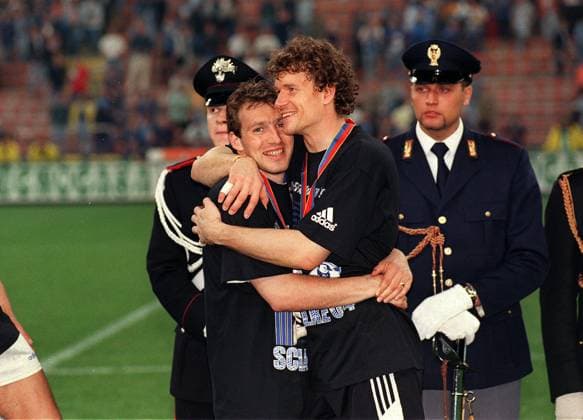 ARCHIVFOTO: Vor 25 Jahren, am 21. Mai 1997, gewinnt der FC Schalke 04 den UEFA-Pokal, 06SN_Inter_S04_97SP.jpg TW Jens LEHMANN re. und Marc WILMOTS (Schalke) feiern zusamnne, umarmen sich Fussball UEFA Cup 2. Finale Inter Mailand - FC Schalke 04 1:4 n.Elf FC Schalke 04 UEFA Cup Sieger 1997 *** ARCHIVE PHOTO 25 years ago, on 21 May 1997, FC Schalke 04 wins the UEFA Cup, 06SN Inter S04 97SP jpg TW Jens LEHMANN re and Marc WILMOTS Schalke celebrate together, hugging Football UEFA Cup 2 Final Inter Milan FC Schalke 04 1 4 n Elf FC Schalke 04 UEFA Cup Winner 1997