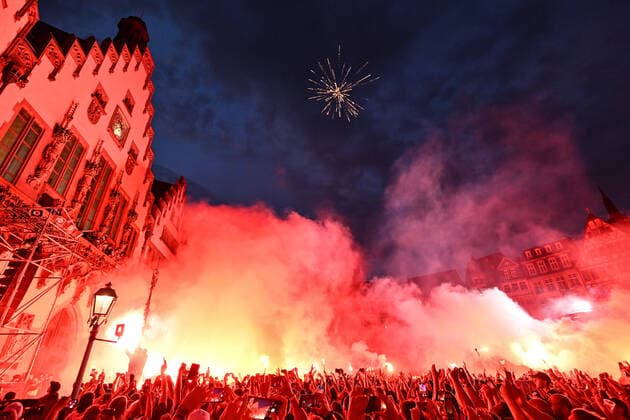 19.05.2022, xfux, Fussball UEFA Europa League, Eintracht Frankfurt - empfang am Römer emspor, v.l. Die Spieler feiern mit den Fans auf dem Balkon, feuerwerk, Bengalos Stimmung Party (DFL DFB REGULATIONS PROHIBIT ANY USE OF PHOTOGRAPHS as IMAGE SEQUENCES and or QUASI-VIDEO) Frankfurt am Main