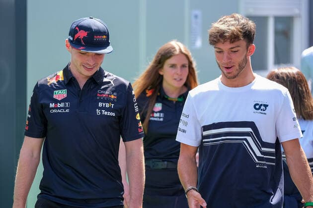 Max Verstappen (NED, Oracle Red Bull Racing, 1) und Pierre Gasly (FRA, Scuderia AlphaTauri, 10) im Dialog, ESP, Formula One Pirelli Gran Premio de Espana, Formel 1, Friday, Saison 2022, 20.05.2022, ESP, Formula One Pirelli Gran Premio de Espana, Formel 1, Friday, Saison 2022, 20.05.2022, Barcelona Copyright: xEibner-Pressefotox EP_EER