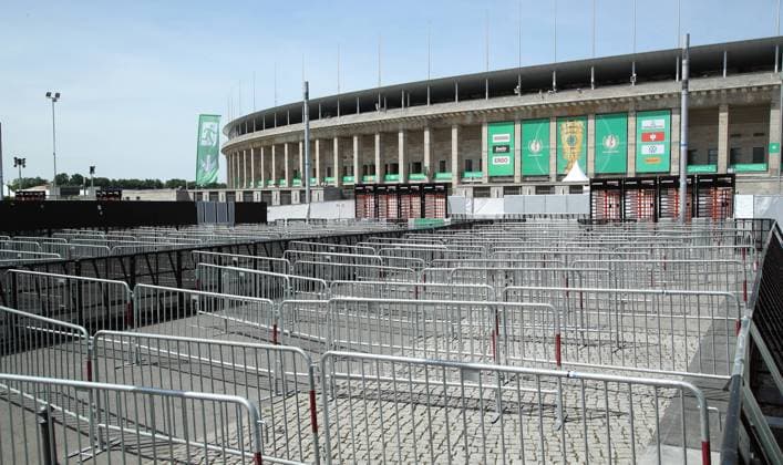 Absperrgitter Einlasskontrolle Austragungsort DFB Pokalfinale Olympiastadion Berlin Sportstätte Fußball Fussball DFB Pokal Finale Saison 2021 2022 20.05.2022 SC Freiburg SCF vs. RasenBall Sport Leipzig RBL