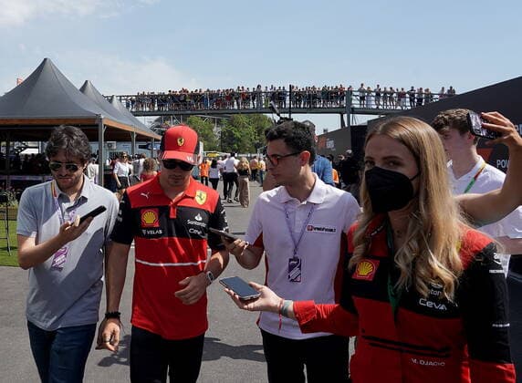 F1 Pirelli Grand Prix von Spanien 2022 20.05.2022, Circuit de Catalunya, Barcelona, F1 Pirelli Grand Prix von Spanien 2022 , im Bild Charles Leclerc (MCO), Scuderia Ferrari, im Hintergrund eine Schulklasse auf der Überbrücke über dem Fahrerlager.