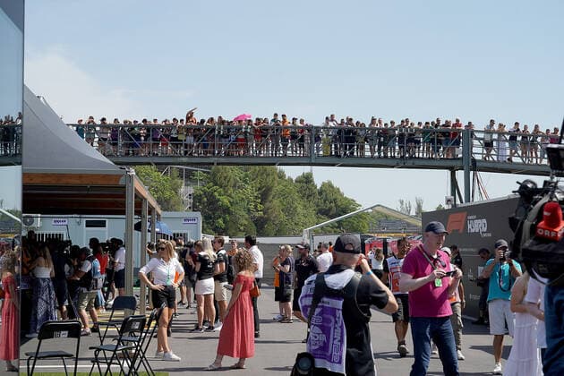 20.05.2022, Circuit de Catalunya, Barcelona, F1 Pirelli Grand Prix von Spanien 2022 , im Bild Eine Schulklasse auf der Überbrücke über dem Fahrerlager. (Foto EU-Images) Barcelona Circuit de Catalunya Catalunya Spain
