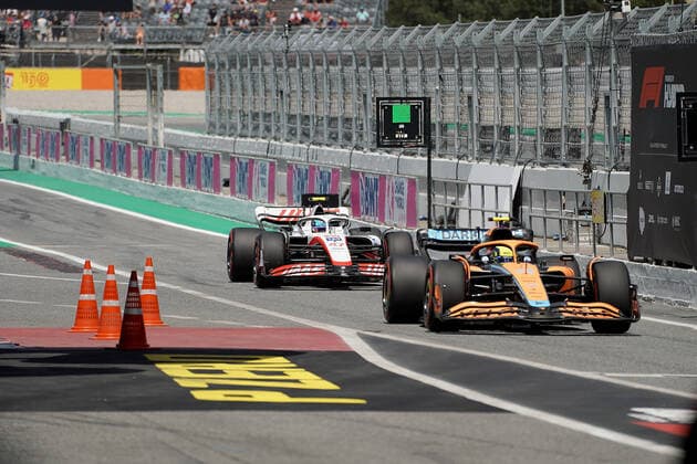 F1 Pirelli Grand Prix von Spanien 2022 20.05.2022, Circuit de Catalunya, Barcelona, F1 Pirelli Grand Prix von Spanien 2022 , im Bild Lando Norris (GBR), McLaren F1 Team, Mick Schumacher (DEU), Haas F1 Team