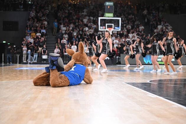 Sport Bilder des Tages Basketball I Herren I Saison 2021-2022 I BBL Viertelfinale Playoff 3. Spiel I Hamburg Towers - Telekom Baskets Bonn I 20.05.2022 easycredit bbl Maskottchen, Cheerleader Hamburg edel-optics.de Arena Hamburg Deutschland *** Basketball I men I 2021 2022 season I BBL quarterfinal playoff 3 game I Hamburg Towers Telekom Baskets Bonn I 20 05 2022 easycredit bbl mascot, cheerleader Hamburg edel optics de Arena Hamburg Germany Copyright: xLobeca AndreasxHannigx