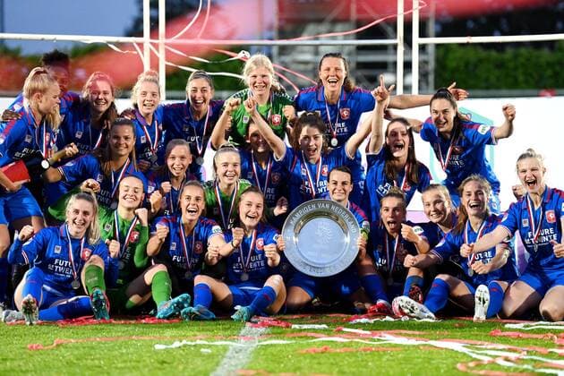 Sport Themen der Woche KW20 Sport Bilder des Tages AMSTERDAM - FC Twente keeper Daphne van Domselaar, Kika van Es of FC Twente, Danique Ypema of FC Twente, Caitlin Dijkstra of FC Twente, Marisa Olislagers of FC Twente, Ella Peddemors of FC Twente, Anna-Lena Stolze of FC Twente, Suzanne Giesen or FC Twente, Fenna Kalma or FC Twente, Jarne Teulings or FC Twente, Renate Jansen or FC Twente, Kim Everaerts or FC Twente, Kayleigh van Dooren or FC Twente, Nurija van Schoonhoven or FC Twente, FC Twente keeper Lois Nienhuis, Lotje de Keijzer or FC Twente, Kerstin Casparij or FC Twente, Sterre Kroezen or FC Twente, Wieke Kaptein or FC Twente, Bente Jansen or FC Twente, FC Twente goalkeeper Inge Tijink, Lysanne van der Wal or FC Twente, Fieke Kroese or FC Twente, Elena Dhont of FC Twente, FC Twente coach Robert de Pauw with the championship scale, trophy celebrating the championship after the Dutch Eredivisie women s match between Ajax and FC Twente at sports complex De Toekomst on May 20, 2022 in Amsterdam, Netherlands. ANP OLAF KRAAK Women s Pure Energie Dutch eredivisie 2021 2022 xVIxANPxSportx xxANPxIVx *** AMSTERDAM FC Twente keeper Daphne van Domselaar, Kika van Es or FC Twente, Danique Ypema or FC Twente, Caitlin Dijkstra or FC Twente, Marisa Olislagers or FC Twente, Ella Peddemors or FC Twente, Anna Lena Stolze or FC Twente, Suzanne Giesen or FC Twente, Fenna Kalma or FC Twente, Jarne Teulings or FC Twente, Renate Jansen or FC Twente, Kim Everaerts or FC Twente, Kayleigh van Dooren or FC Twente, Nurija van Schoonhoven or FC Twente, FC Twente goalkeeper Lois Nienhuis, Lotje de Keijzer or FC Twente, Kerstin Casparij or FC Twente, Sterre Kroezen or FC Twente, Wieke Kaptein or FC Twente, Bente Jansen or FC Twente, FC Twente goalkeeper Inge Tijink, Lysanne van der Wal or FC Twente, Fieke Kroese or FC Twente, Elena Dhont of FC Twente, FC Twente coach Robert de Pauw with the championship scale, trophy celebrating the championship after the Dutch Eredivisie women s match between Ajax and FC Twente at sports complex De Toekomst on May 20, 2022 in Amsterdam, Netherlands ANP OLAF KRAAK Women s Pure Energie Dutch eredivisie 2021 2022 xVIxANPxSportx xxANPxIVx 448913030 originalFilename: 448913030.jpg