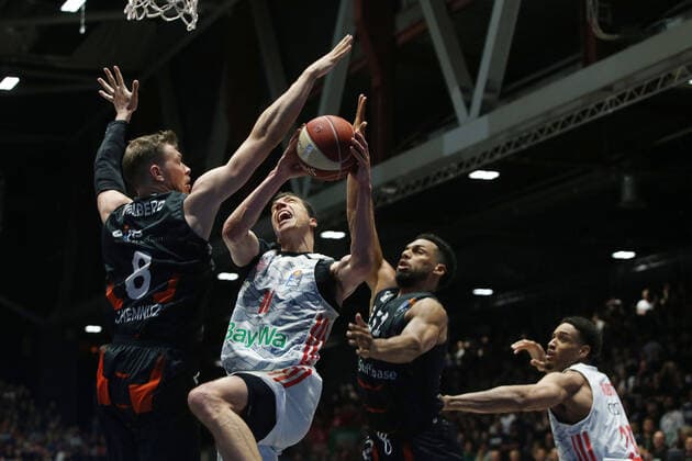 20.05.2022, easyCredit Basketball Bundesliga, BBL, Saison 2021 2022, Herren, Playoffs Viertelfinale, Spiel 3, Chemnitz Niners - FC Bayern München Baskeball Vladimir Lucic, FC Bayern München Basketball, Jan Niklas Wimberg, Niners Chemnitz Chemnitz Messe Chemnitz Sachsen Germany *** 20 05 2022, easyCredit Basketball Bundesliga, BBL, season 2021 2022, men, playoffs quarterfinals, game 3, Chemnitz Niners FC Bayern Munich Baskeball Vladimir Lucic, FC Bayern Munich Basketball, Jan Niklas Wimberg, Niners Chemnitz Chemnitz Fair Chemnitz Saxony Germany
