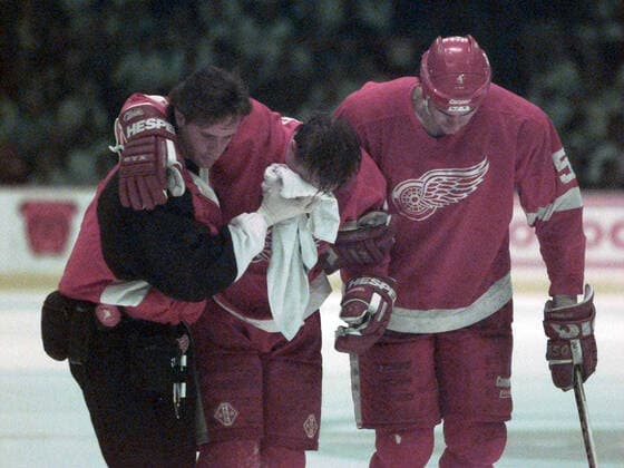 May 29, 1996, Denver, Colorado, USA: Red Wings forward KRIS DRAPER, center, is helped off the ice by trainer JOHN WHARTON, left, teammate KEITH PRIMEAU after Draper was hit into the boards from behind by Avalanche forward Claude Lemieux during NHL, Eishockey Herren, USA hockey Game 6 of the Western Conference finals on May 29, 1996, in Denver. Denver USA - ZUMA 20220520_zaf_f31_001 Copyright: xMaryxSchroederx