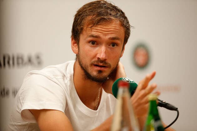 20.05.2022, Tennis, French Open 2022 Roland-Garros, FRA, Paris, Roland Garros, Pressekonferenz Bild: v. li. Daniil Sergejewitsch Medwedew (RUS) Copyright: HMBxMedia AntonioxBorga