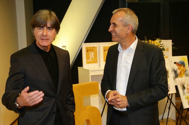 Stuttgart , Landessportverband Baden-Württemberg vergibt zum 25. Mal den Trainerpreis , von links: Joachim Löw Albrecht Reimold ( Porsche )