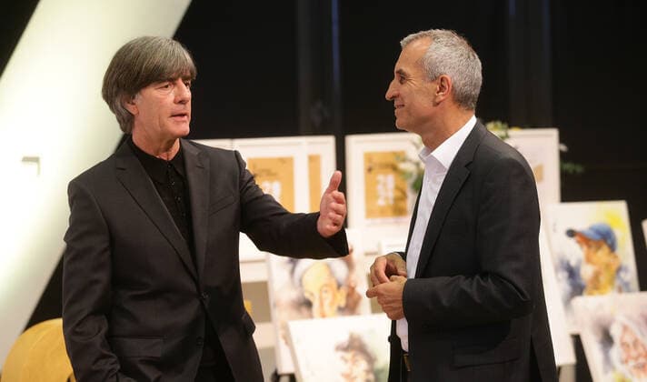 Stuttgart , Landessportverband Baden-Württemberg vergibt zum 25. Mal den Trainerpreis , von links: Joachim Löw Albrecht Raimund ( Porsche )