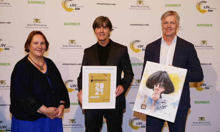 Stuttgart , Landessportverband Baden-Württemberg vergibt zum 25. Mal den Trainerpreis , von links: Kultusministerin Theresa Schopper Jubiläumspreis für Joachim Löw Tom Bartels