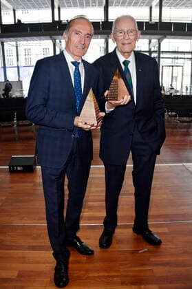 Eberhard Gienger und Hans Wilhelm Gäb bei der Verleihung der Goldenen Sportpyramide 2022 in der Hauptstadtrepräsentanz der Deutschen Telekom AG. Berlin, 20.05.2022