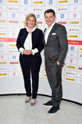 Nancy Faeser und Thomas Berlemann bei der Verleihung der Goldenen Sportpyramide 2022 in der Hauptstadtrepräsentanz der Deutschen Telekom AG. Berlin, 20.05.2022