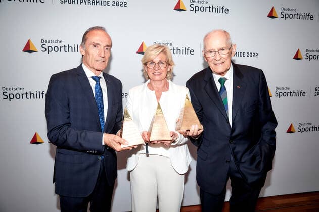 Preisträger:innen Silvia Neid, Eberhard Gienger und Hans Wilhelm Gäb bei der Verleihung der Goldenen Sportpyramide in der Telekom Hauptstadtrepräsentanz in Berlin. Copyright: Eventpress Golejewski 20.05.2022