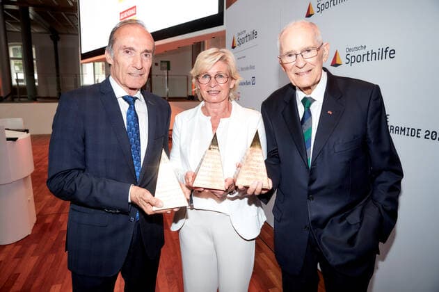 Sport Bilder des Tages Preisträger:innen Silvia Neid, Eberhard Gienger und Hans Wilhelm Gäb bei der Verleihung der Goldenen Sportpyramide in der Telekom Hauptstadtrepräsentanz in Berlin. Copyright: Eventpress Golejewski 20.05.2022