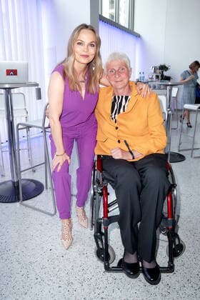 Regina Halmich und Marianne Buggenhagen bei der Verleihung der Goldenen Sportpyramide in der Telekom Hauptstadtrepräsentanz in Berlin. Copyright: Eventpress Golejewski 20.05.2022