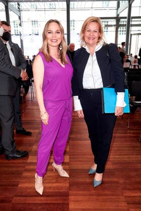 Regina Halmich und Nancy Faeser bei der Verleihung der Goldenen Sportpyramide in der Telekom Hauptstadtrepräsentanz in Berlin. Copyright: Eventpress Golejewski 20.05.2022