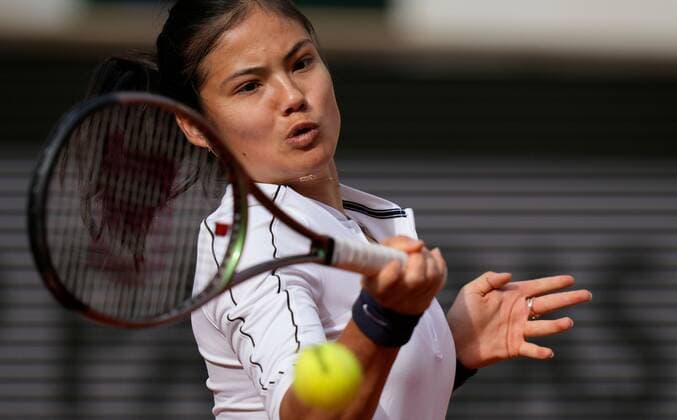 Mandatory Credit: Photo by Dave Shopland Shutterstock (12943995v) Great Britain s Emma Raducanu practice session on main court French Open Tennis, Saturday Previews, Roland Garros, Paris, France - 21 May 2022 French Open Tennis, Saturday Previews, Roland Garros, Paris, France - 21 May 2022  Copyright: xDavexShopland Shutterstockx 12943995v