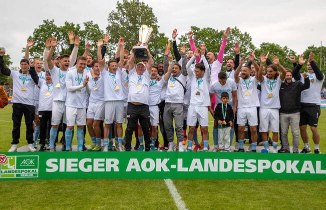 Sport Themen der Woche KW20 Berlin, 21.05.22, Fussball, AOK Landespokal Berlin der 1. Herren, Finale, VSG Altglienicke gegen FC Viktoria 1889 Berlin, Mommsenstadion. Team von Viktoria Berlin jubelt mit Pokal nach dem Sieg im Berliner Landespokal. Betreuer Gert Koenig haelt den Pokal in die Luft. VSG Altglienicke - FC Viktoria Berlin *** Berlin, 21 05 22, Football, AOK Landespokal Berlin der 1 Herren, Final, VSG Altglienicke against FC Viktoria 1889 Berlin, Mommsenstadion Team of Viktoria Berlin cheers with cup after winning the Berlin Landespokal Coach Gert Koenig holds the cup in the air VSG Altglienicke FC Viktoria Berlin