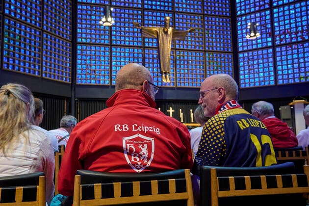 Sport Themen der Woche KW20 Sport Bilder des Tages Vor dem DFB-Pokalfinale haben Fans von RB Leipzig und dem FC Freiburg sowie Vertreter von evangelischer und katholischer Kirche gemeinsam am Samstagmittag (21.05.2022) Gottesdienst in der Berliner Kaiser-Wilhelm-Gedaechtnis-Kirche gefeiert. Zu dem oekumenischen Gottesdienst unter dem Titel Entscheidend ist auf m Platz? hatten die Evangelische Kirche in Deutschland (EKD) und die katholische Deutsche Bischofskonferenz in die Kaiser-Wilhelm-Gedaechtnis-Kirche eingeladen. Fuer den Abend war im Berliner Olympiastadion das DFB-Pokalfinale zwischen den beiden Klubs aus Sachsen und Baden angesetzt. (Siehe epd-Meldung vom 21.05.2022) Oekumenischer Gottesdienst zum DFB-Pokalfinale *** Before the DFB Cup final, fans of RB Leipzig and FC Freiburg, as well as representatives of the Protestant and Catholic churches, celebrated a joint service at noon on Saturday 21 05 2022 in Berlins Kaiser Wilhelm Memorial Church The Protestant Church of Germany EKD and the Catholic German Bishops Conference had invited to the ecumenical service under the title Decisive is on the pitch. Protestant Church in Germany EKD and the Catholic German Bishops Conference had invited to the Kaiser Wilhelm Memorial Church For the evening, the DFB Cup final between the two clubs from Saxony and Baden was scheduled in the Berlin Olympic Stadium See epd report from 21 05 2022 Ecumenical service for the DFB Cup final Copyright: epd-bild ChristianxDitsch EDITORIAL USE ONLY