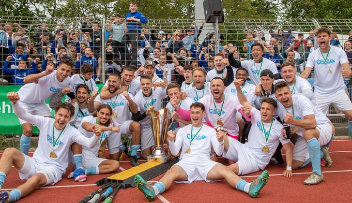 Sport Themen der Woche KW20 Berlin, 21.05.22, Fussball, AOK Landespokal Berlin der 1. Herren, Finale, VSG Altglienicke gegen FC Viktoria 1889 Berlin, Mommsenstadion. Team von Viktoria Berlin jubelt vor Fankurve mit Pokal nach dem Sieg im Berliner Landespokal. VSG Altglienicke - FC Viktoria Berlin *** Berlin, 21 05 22, Football, AOK Landespokal Berlin der 1 Herren, Final, VSG Altglienicke against FC Viktoria 1889 Berlin, Mommsenstadion Team of Viktoria Berlin cheers in front of Fankurve with cup after the victory in the Berlin Landespokal VSG Altglienicke FC Viktoria Berlin