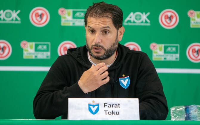 Berlin, 21.05.22, Fussball, AOK Landespokal Berlin der 1. Herren, Finale, VSG Altglienicke gegen FC Viktoria 1889 Berlin, Mommsenstadion. Cheftrainer Farat Toku von Viktoria Berlin spricht auf einer Pressekonferenz nach dem Sieg im Berliner Landespokal. VSG Altglienicke - FC Viktoria Berlin