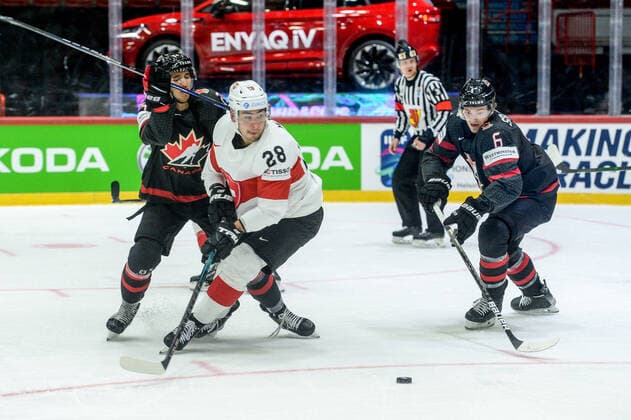 21.05.2022, Helsinki, Helsinki Ice Hall, 2022 IIHF Ice hockey, Eishockey World Championship, WM, Weltmeisterschaft Canada - Switzerland, 28 Timo Meier (Switzerland) against 6 Travis Sanheim (Canada) Helsinki Helsinki Ice Hall Uusimaa Finland Copyright: xJustPictures.ch AndreaxBrancax