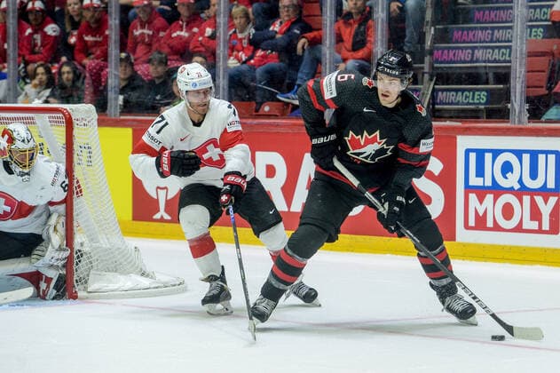 21.05.2022, Helsinki, Helsinki Ice Hall, 2022 IIHF Ice hockey, Eishockey World Championship, WM, Weltmeisterschaft Canada - Switzerland, 6 Travis Sanheim (Canada) against 71 Enzo Corvi (Switzerland) Helsinki Helsinki Ice Hall Uusimaa Finland Copyright: xJustPictures.ch AndreaxBrancax