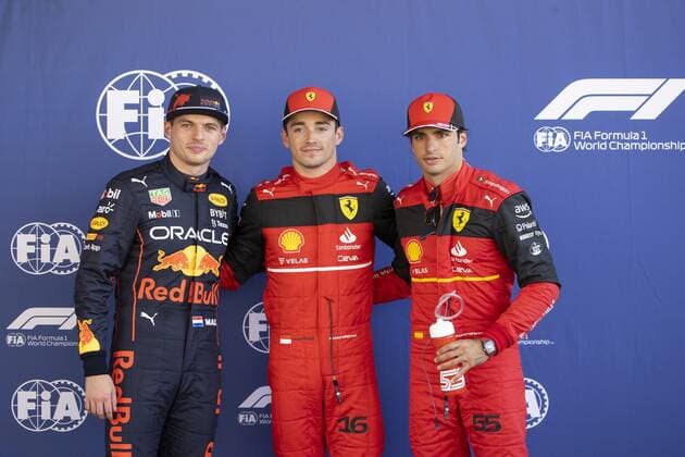 BARCELONA - Max Verstappen of Red Bull Racing along with Ferrari drivers Charles Leclerc (M) and Carlos Sainz (R) after qualifying ahead of the F1 Grand Prix of Spain at Circuit de Barcelona-Catalunya on May 21, 2022 in Barcelona, Spain. REMKO DE WAAL F1 Grand Prix of Spain, Qualifying 2022 xVIxANPxSportx xxANPxIVx