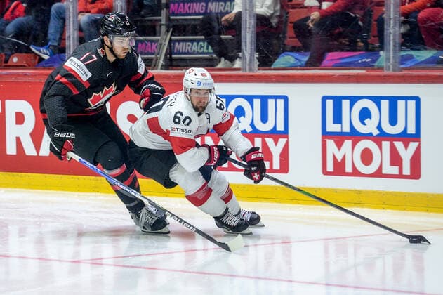 21.05.2022, Helsinki, Helsinki Ice Hall, 2022 IIHF Ice hockey, Eishockey World Championship, WM, Weltmeisterschaft Canada - Switzerland, 60 Tristan Scherwey (Switzerland) against 17 Adam Lowry (Canada) Helsinki Helsinki Ice Hall Uusimaa Finland Copyright: xJustPictures.ch AndreaxBrancax