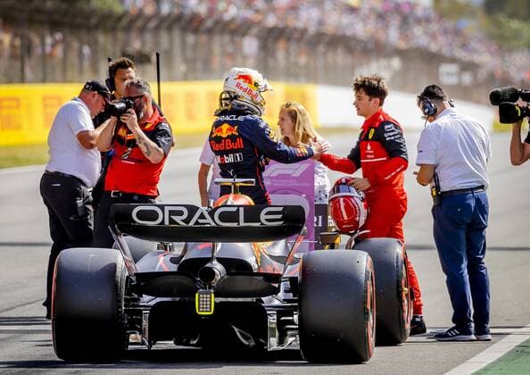 BARCELONA - Charles Leclerc (Ferrari) and Max Verstappen (Oracle Red Bull Racing) after qualifying ahead of the F1 Grand Prix of Spain at Circuit de Barcelona-Catalunya on May 21, 2022 in Barcelona, Spain. REMKO DE WAAL F1 Grand Prix of Spain, Qualifying 2022 xVIxANPxSportx xxANPxIVx