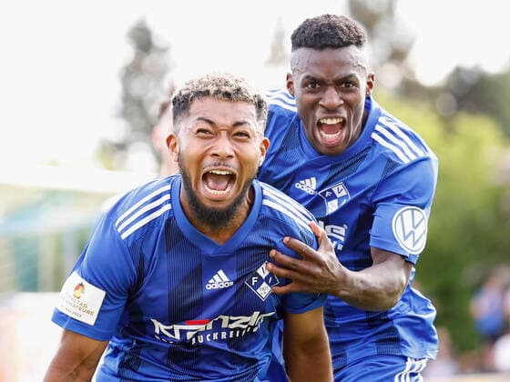 Sport Themen der Woche KW20 Sport Bilder des Tages 21.05.2022, Fussball, Toto-Pokal, Finale, FV Illertissen - TSV Aubstadt, GER, Illertissen, Stadion Illertissen Bild: v. li. Jubel nach dem Tor zum 1:0, jubelnd, bejubelt, jubelt, jubeln, emotionen, Torschuetze Kento Teranuma (FV Illertissen) und Jannik Wanner (FV Illertissen) *** 21 05 2022, football, Toto Cup, final, FV Illertissen TSV Aubstadt, GER, Illertissen, stadium Illertissen picture from left cheering after the goal to 1 0, cheering, cheering, emotions, goal scorer Kento Teranuma FV Illertissen and Jannik Wanner FV Illertissen Copyright: HMBxMedia xHeikoxBecker