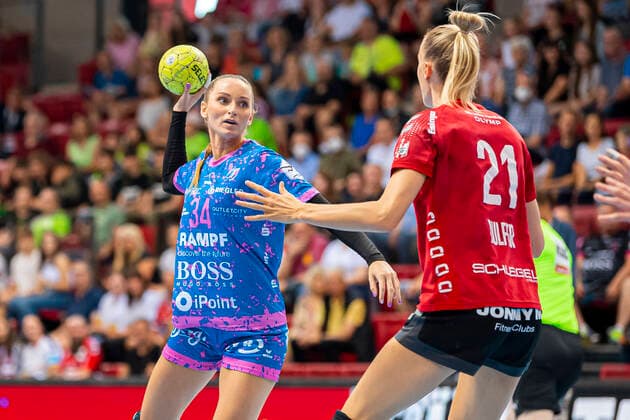 Bietigheim, Deutschland 21. Mai 2022: HBF - 21 22 - SG BBM Bietigheim - TuS Metzingen v.li. Silje Brons Petersen (Metzingen), Kelly Dulfer (Bietigheim) Stuttgart Scharrena Baden-Württemberg Deutschland