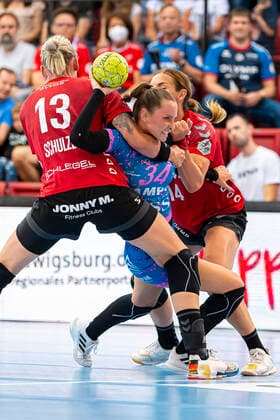 Bietigheim, Deutschland 21. Mai 2022: HBF - 21 22 - SG BBM Bietigheim - TuS Metzingen v. li. im Zweikampf Luisa Schulze (Bietigheim) und Silje Brons Petersen (Metzingen), Karolina Kudlacz-Gloc (Bietigheim) Stuttgart Scharrena Baden-Württemberg Deutschland
