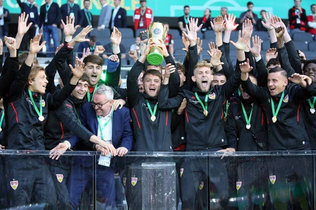 Sport Themen der Woche KW20 21.05.22 DFB-Pokal Finale SC Freiburg - RB Leipzig Deutschland, Berlin, 21.05.2022, Fussball, DFB-Pokal, Finale in Berlin, RB Leipzig - SC Freiburg: U19 Junioren DFB-Pokal Sieger Team Mannschaft VfB Stuttgart Kapitän Lukas Laupheimer (U19 VfB Stuttgart) mit dem Pokal. *** 21 05 22 DFB Pokal Final SC Freiburg RB Leipzig Germany, Berlin, 21 05 2022, football, DFB Pokal, final in Berlin, RB Leipzig SC Freiburg U19 Juniors DFB Pokal Winner Team Team VfB Stuttgart Captain Lukas Laupheimer U19 VfB Stuttgart with the Cup