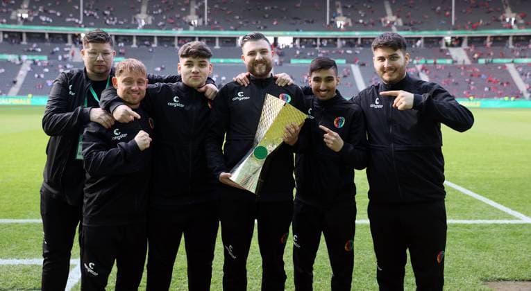 21.05.22 DFB-Pokal Finale SC Freiburg - RB Leipzig Deutschland, Berlin, 21.05.2022, Fussball, DFB-Pokal, Finale in Berlin, RB Leipzig - SC Freiburg: FC St. Pauli esport Team DFB-Pokal Sieger Team Mannschaft. *** 21 05 22 DFB Pokal final SC Freiburg RB Leipzig Germany, Berlin, 21 05 2022, football, DFB Pokal, final in Berlin, RB Leipzig SC Freiburg FC St Pauli esport team DFB Pokal winner team team