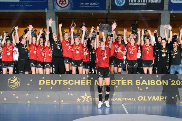 Bilder des Jahres 2022, Sport 05 Mai Sport Themen der Woche KW20 Luisa Schulze (SG BBM Bietigheim 13) reckt die Meisterschale in die Luft SG BBM Bietigheim vs.TusSies Metzingen Handball, HBF, 26.Ligaspiel, Saison 2021 2022 , 21.05.2022 SG BBM Bietigheim vs.TusSies Metzingen Handball, HBF, 26.Ligaspiel, Saison 2021 2022 , 21.05.2022 Stuttgart *** Luisa Schulze SG BBM Bietigheim 13 raises the championship trophy in the air SG BBM Bietigheim vs TusSies Metzingen Handball, HBF, 26 Ligaspiel, Saison 2021 2022 , 21 05 2022 SG BBM Bietigheim vs TusSies Metzingen Handball, HBF, 26 Ligaspiel, Saison 2021 2022 , 21 05 2022 Stuttgart Copyright: xEibner-Pressefotox EP_TBR