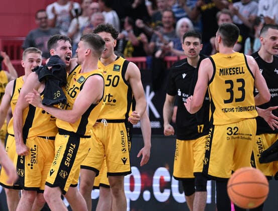 Sport Themen der Woche KW20 Basketball 2. Bundesliga 2021 2022 Playoff Finale Rueckspiel in der Paul Horn Arena: Tigers Tuebingen - Rostock Seawolves 21.05.2022 JUBEL Tigers; Gianni Otto (li) umarmt von Till Joenke *** Basketball 2 Bundesliga 2021 2022 playoff final rematch in Paul Horn Arena Tigers Tuebingen Rostock Seawolves 21 05 2022 JUBEL Tigers Gianni Otto li embraced by Till Joenke