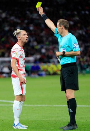 Sport Themen der Woche KW20 21.05.2022, xfrx, Fussball DFB Pokal Finale 2022, SC Freiburg - RB Leipzig emspor, v.l. Kevin Kampl (RB Leipzig) sieht die gelbe Karte wegen Meckerns von Schiedsrichter Sascha Stegemann (Niederkassel) (DFL DFB REGULATIONS PROHIBIT ANY USE OF PHOTOGRAPHS as IMAGE SEQUENCES and or QUASI-VIDEO) Berlin *** 21 05 2022, xfrx, football DFB Pokal final 2022, SC Freiburg RB Leipzig emspor, v l Kevin Kampl RB Leipzig sees yellow card for bleating from referee Sascha Stegemann Niederkassel DFL DFB REGULATES PROHIBIT ANY USE OF PHOTOGRAPHS as IMAGE SEQUENCES and or QUASI VIDEO Berlin