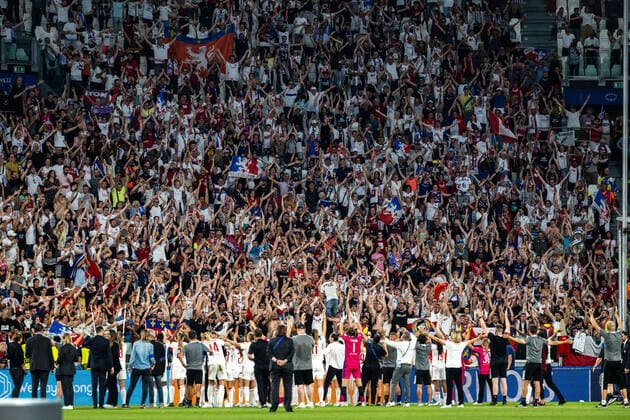 220521 Players and fans of Lyon celebrates winning the UEFA Women s Champions League final match between Barcelona and Lyon on May 21, 2022 in Turin. Photo: Vegard Grott BILDBYRAN kod VG VG0273 bbeng champions league finale finalen final mesterligaen dam football fotball fotboll soccer fcb barcelona lyon olympique lyonnais torino Jubel Copyright: VEGARDxGRoTT BB220521VG109
