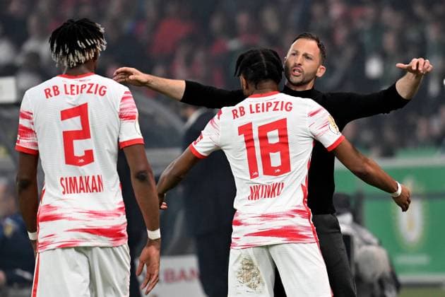 Berlin, Olympiastadion, 21.05.22, GER, Herren, DFB-Pokalfinale 2022, Saison 2021-2022, SC Freiburg - RB Leipzig Bild: Christopher Nkunku (Leipzig) jubelt nach seinem Tor zum 1:1 mit Trainer Domenico Tedesco (Leipzig) Nur fuer journalistische Zwecke! Only for editorial use! Gemaess den Vorgaben der DFL Deutsche Fußball Liga ist es untersagt, in dem Stadion und oder vom Spiel angefertigte Fotoaufnahmen in Form von Sequenzbildern und oder videoaehnlichen Fotostrecken zu verwerten bzw. verwerten zu lassen. DFL regulations prohibit any use of photographs as image sequences and or quasi-video. Berlin Deutschland