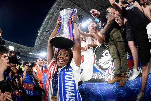 Sport Bilder des Tages FC Barcelona, Barca v Olympique Lyonnais - UEFA Women s Champions League Final 2021 22 Olympique Lyonnais players lifts the trophy whit her supporters after winning with her team the the UEFA Women s Champions League final match between FC Barcelona and Olympique Lyonnais at Juventus Stadium on May 21, 2022 in Turin, Italy. Turin Italy  Copyright: xJosexBretonx originalFilename:breton-fcbarcel220521_npBhP.jpg