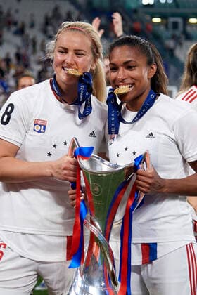 FC Barcelona, Barca v Olympique Lyonnais - UEFA Women s Champions League Final 2021 22 Lindsey Horan and Catarina Macario of Olympique Lyonnais lifts the trophy after winning with her team the UEFA Women s Champions League final match between FC Barcelona and Olympique Lyonnais at Juventus Stadium on May 21, 2022 in Turin, Italy. Turin Italy  Copyright: xJosexBretonx originalFilename:breton-fcbarcel220521_npGF2.jpg