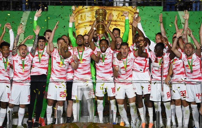Sport Themen der Woche KW20 Fussball, Herren, Saison 2021 2022, 79. Finale um den DFB-Pokal in Berlin, SC Freiburg - RB Leipzig, Leipziger Jubel, Christopher Nkunku (RB Leipzig) mit Pokal, 21.05. 2022, *** Football, men, 2021 2022 season, 79 DFB Cup final in Berlin, SC Freiburg RB Leipzig, Leipzig cheers, Christopher Nkunku RB Leipzig with trophy, 21 05 2022, Copyright: xMatthiasxKochx